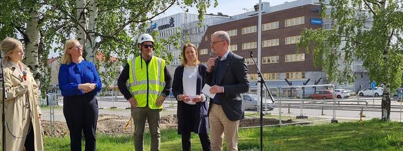 Diös vd Knut Rost och hållbarhetschef Johanna Olofsson talar på den officiella byggstarten av Västra stranden tillsammans med kommunstyrelsens ordförande i Luleå kommun, Carina Sammeli och Per Utterström, arbetschef, Nåiden Bygg. Foto: Diös