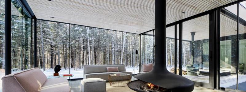 ACDF Architecture, ett avantgardistiskt kanadensiskt arkitektkontor använder glas för att främja kopplingen mellan människa och natur. De stora glasväggarna från golv till tak skapar ett naturligt samband till den omgivande naturen. För att minska den efterklang som lätt uppstår av mycket glasväggar har arkitekterna låtit installera träribbor i taket, med en halv tums mellanrum. Under plankorna isolerade arkitekterna med akustisk ull maskerad av ett svart tyg. Foto: Adrian Williams