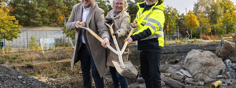 SKB har satt spaden i marken för 76 kooperativa hyresrätter i Gustavsberg. Från vänster Carl Kangas, kommunstyrelsens ordförande i Värmdö kommun, Charlotte Axelsson, ordförande SKB och Thomas Carlsson, vd 2A Entreprenad. Foto: baraBild