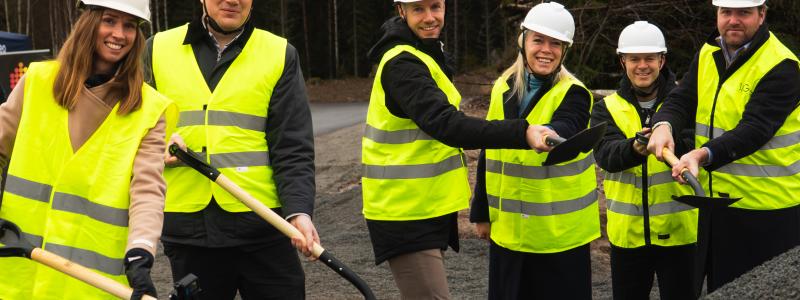 Fotograf: Teodor Naess

Bild 2 fr. vänster

Ola Skogö, VD, Adapteo Sverige

Victor Ertzgaard Segerström, Head of Asset Management, LogiDev 

Johanna Persson, President & CEO, Adapteo Group

Pavlos Cavelier Bizas, ordförande arbetsmarknadsnämnden, Uppsala Kommun

Malin Lundberg, Site manager, Adapteo Sverige

Raimo Joss, arkitekt SAR/MSA, partner White arkitekter
