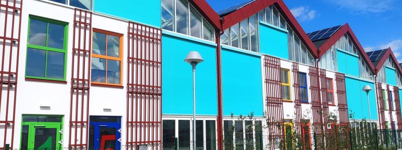 Fastighetsägare och förvaltare bör kunna hålla inomhustempraturen inom riktvärdena - även i en varmare värld. Bild: Vertikalmarkiser på en förskola i Svedala, ett projekt av Alusol AB