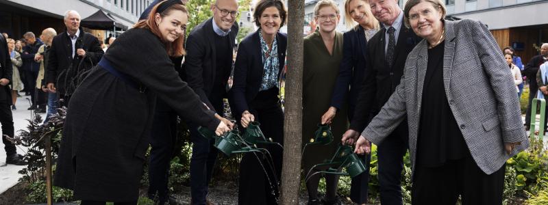 Från vänster: Disa Ahlbom-Berg, Niklas Carlbaum, Stefan Sandberg, Anna Kinberg Batra, Karin Wanngård, Caroline Arehult, Anders Söderholm och Astrid Söderbergh Widding. Foto: Nils Petter Nilsson