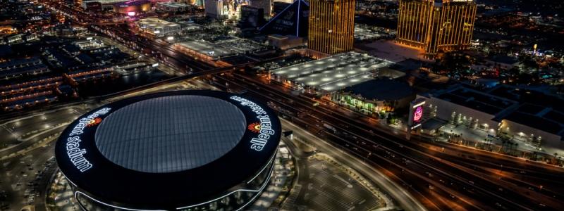 Vector Foiltecs största projekt: Transparent taksystem i ny tappning i Las Vegas, Nevada. Byggnaden är numera hem för NFL-laget Raiders och deras arena, Allegiant Stadium, som även kommer att bli den framtida arenan för UNLV Football. Det nya, heltäckande stadiontaket består av 107 ETFE-kuddar och utgör ett imponerande taksystem på 33 515 m² av Texlon® ETFE. Detta unika och intelligenta taksystem hålls uppe av ett kabelformat nät. Foto: Vector Foiltec.
