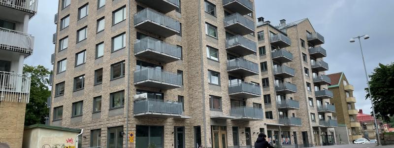 Robert Dicksons mål är att erbjuda sina hyresgäster ett bra, tryggt boende till en rimlig hyra och satsa på hållbara hus som står i över 100 år. Den som får hyra får inte ha för hög inkomst. Fotograf: Ola Eliason.