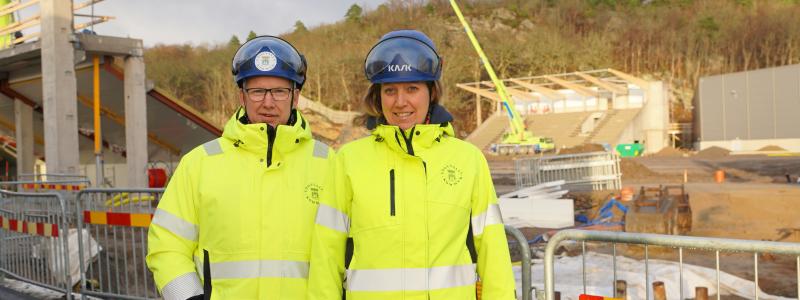 Anders Emilsson och Cecilia Wahlskog framför Rimnersvallens byggarbeten. Foto: Uddevalla kommun