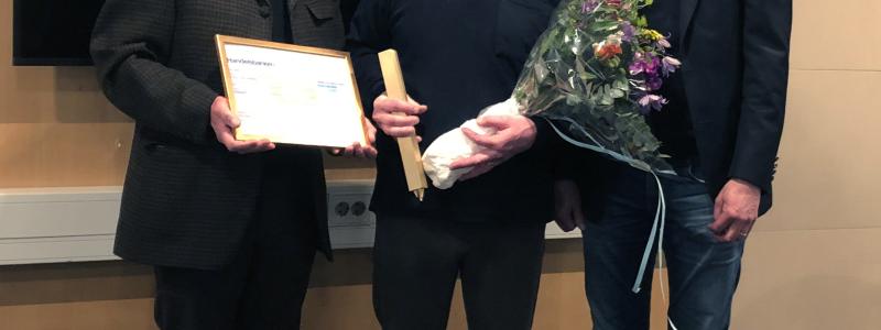 Geokostruktören Matti Kivelö får motta Guldpålen som ett bevis på att han utsetts till Årets Grundläggare 2022. Till vänster Olle Båtelsson, ordförande för Pålkomissionen och till höger Göran Svensson, ordförande för Svensk Grundläggning. De två föreningarna utser pristagaren.
Foto:Anders Carlsson