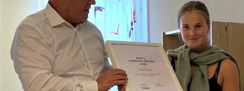 Olivia Engman tilldelas stipendiumet Nordsjölärling. Foto: Nordsjö