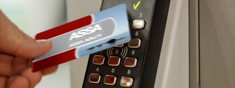 Fastighetsägarnas medlemmar har ett stort utbud av accessystem att välja bland. Assa Pando Secure är ett av dem. Det är en beröringsfri generisk läsare för ytter- och innerdörrar med krav på hög säkerhet.