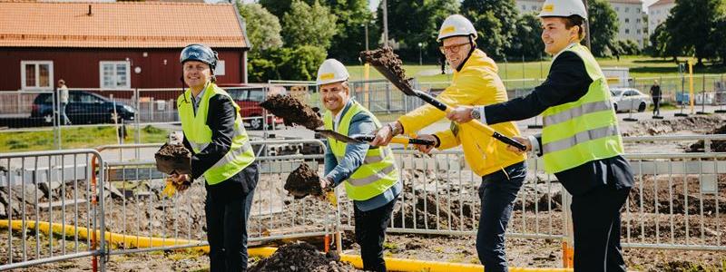 Från vänster: Robert Bengtsson VD Tuve Bygg, Hampus Magnusson ordförande i byggnadsnämnden och vice ordförande fastighetsnämnden Göteborgs Stad, Niklas Ohldin Regionchef Väst Magnolia Bostad och Måns Johansson Associate Niam.