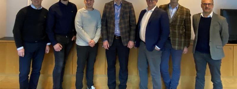 Fr v: Daniel Klerdal, strategichef Assemblin El, Claes Skogsberg, projektledare Jonicom, Robert Yao, projektledare Jonicom, Fredrik Allthin, vd Assemblin El, Joakim Källmark, vd Jonicom, Jonas Nilsson, delägare Jonicom, Stefan Amnehagen, regionchef Automation på Assemblin El. Foto: Assemblin