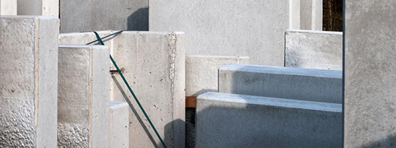 Högskolan i Borås bryter ny mark inom forskning för miljövänligare betongelement. Genom att driva ett banbrytande projekt utforskar de användningen av återvunnen betongkross och glas som bindemedel, med fokus på att minska klimatpåverkan inom byggsektorn.  Foto: Högskolan i Borås