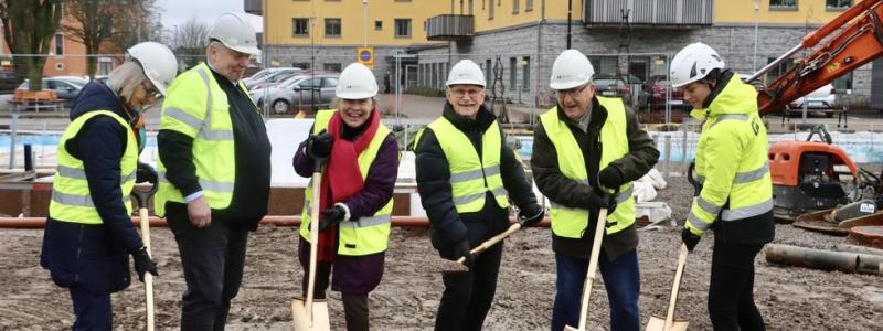 Rasmus Kumpula. Från vänster: Britt Mihlzén, Thomas Karlsson (M), Lena Christersson (S), Lennart Andersson, Rune Johansson, Emelie Andréasson. Pressbild: GBJ bygg