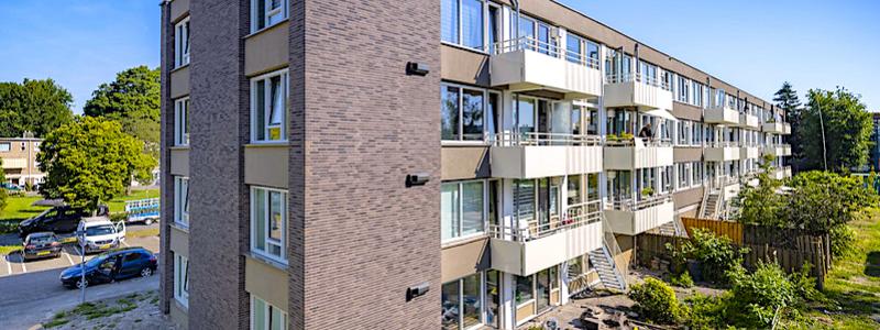 Efter att ha slutfört framgångsrika nettonoll-renoveringar för småhus, beslutade bostadsorganisationen Portaal att gå vidare till
renovering av flervåningshus. Tillsammans med byggföretaget Dura Vermeer realiserades en
netto-noll djuprenovering för 110 lägenheter vid Kwangodreef, Gambiadreef och Kasaidreef i
nederländska staden Utrecht. Foto: Flickr.Energiesprong International