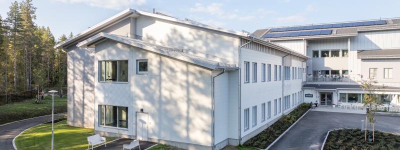 Beläget på Strömnäsbacken i utkanten av Piteå hittar man Skogsgården, ett vård- och omsorgsboende ritat av Tengbomgruppen. Bildrättigheter: Rockpanel