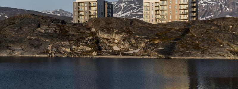 Från bostäderna kan man se ut över sjön Qallussuaq och mot sydost det ikoniska fjället Ukkusissat. Bildrättigheter: Rockpanel