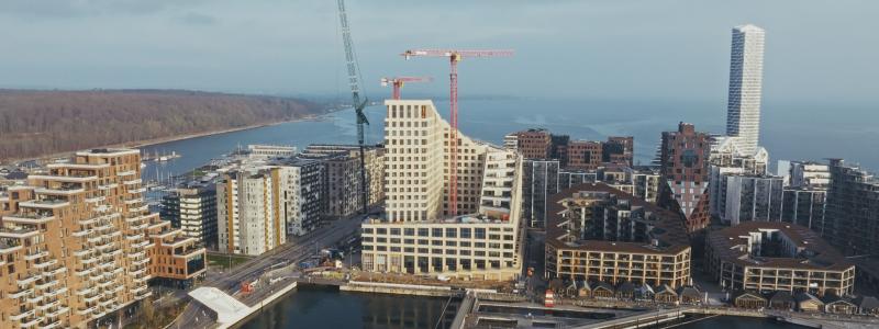 I Aarhus hamn uppförs under dessa månader ett imponerande nytt spahotell i 20 våningar. Bygget är ett bevis på vad effektiv samordning, gott samarbete och djup materialkunskap kan resultera i. Foto: Xella