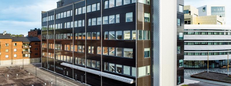 ”Börsen H1 är ett spännande projekt där våra fasadskivor verkligen kommer till sin rätt. Rockpanels produkter är särskilt anpassade för att klara väder och vind, inklusive det nordliga klimatets tuffa förhållanden. Vi är väldigt glada och stolta över att ha fått förtroendet att leverera material till en byggnad som är en så viktig del av Kirunas stadsutveckling”, säger Robert Onar, Area Sales Manager på Rockpanel.

Bildrättigheter: Rockpanel
