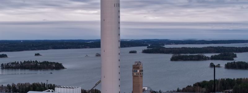Prysmian Tower är inte bara ett landmärke som sträcker sig mot himlen. Byggnaden spelar också en viktig roll i energiomställningen, tack vare produktionen av toppmoderna sjökablar för överföring av förnybar energi. (Foto: ©Teemu Kiiskinen).