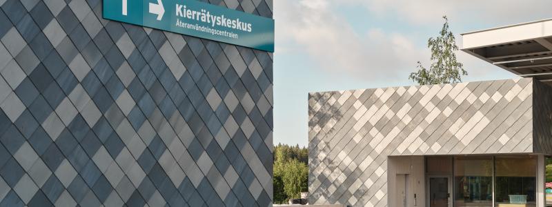 Nu har Kivikko Sortti-stationen, med återanvänd titanzink från Rheinzink på fasaderna, vunnit priset German Design Award 2025 i kategorin Excellent Architecture. Foto: Kivinen Rusanen