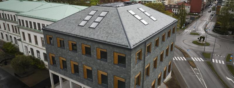 Valet av skiffer från wienerberger till tak och fasad blev centralt för visionen: ett levande material med textil känsla – ett subtilt eko av Borås textila arv. (Foto: R3 Studio)