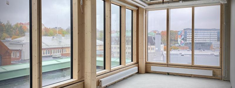 Ett av Staticus viktigaste utvecklingsområden är det träbaserade hybridfasadsystemet HUF, ett innovativt alternativ till traditionella aluminiumfasader, som bland annat har använts vid Textiltorget i Stockholm.