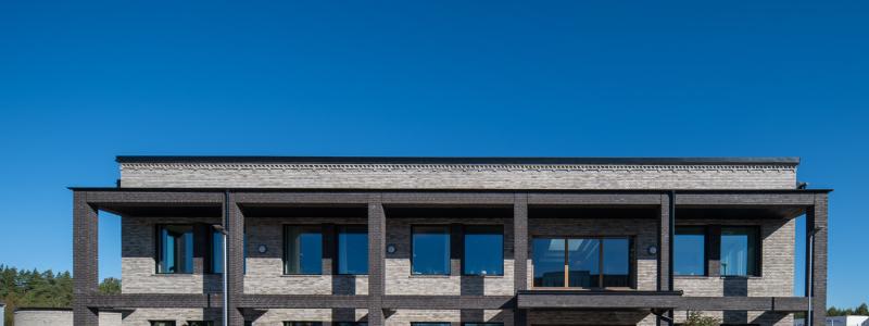 Med fasadtegel från wienerberger ville Puts & Tegel i Örebro AB visa att traditionella byggmetoder kan skapa moderna och hållbara miljöer – samma filosofi som familjeföretaget har haft sedan 1970.

Foto: wienerberger