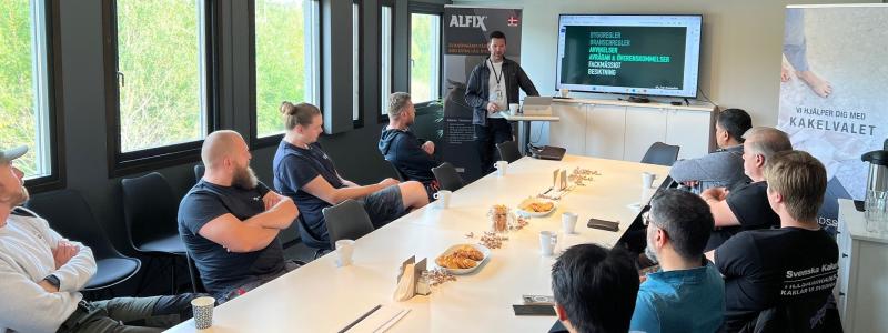 Alfix introducerar nu Alfix Pro Club i Sverige, en serie kunskapsträffar som syftar till att höja yrkeskunskapen och stärka samarbetet i plattsättarbranschen.

Bildrättigheter: Alfix