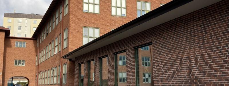 Byggarbetet på Hästhagsskolan är i full gång. Här har man valt att klä de nya skolbyggnaderna med både kopparrött och grönglaserat fasadtegel från Wienerberger. Foto: Wienerberger
