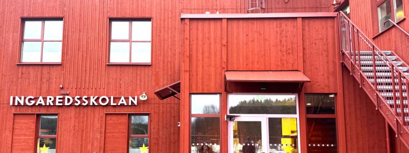 Den naturnära omgivningen har präglat gestaltningen, med träfasader och kulörer inspirerade av traditionella byggnader. Interiört har barnens perspektiv varit centralt. (Foto: Gerflor)