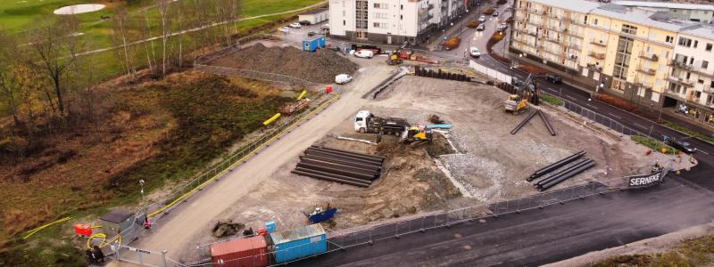 Under hösten har arbetet med att bygga Sveriges första hållbara och smarta stadsdel, Tamarinden, påbörjats. Stadsdelen ska stå klar under 2026. Foto: Ramirent