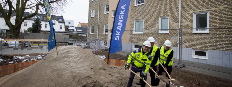 Fredrik Andersson, Skanskas regionchef, Kent Andersson, HSB Malmös ordförande och Ann Kajson Carlqvist, Trelleborgs kommunstyrelses ordförande, tog ett spadtag i sandlådan. Foto: HSB