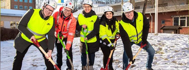 Jimmy Blomqvist Larsson (S), styrelseordf. Signalisten, Jonas Petersson, regionchef Veidekke Bygg Stockholm, Sara Kukka-Salam (S), kommunstyrelsens ordf. i Solna stad, Vanessa Santos, projektledare Signalisten och Lars Jolérus, vd Signalisten. pressfoto: Magnus Liam Karlsson