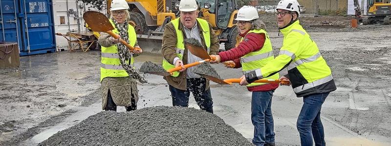 Carina Wutzler, kommunstyrelsens ordförande i Vellinge kommun, Tony Rosén från byggande styrelse, Ulrika Nyström, Affärsområdeschef på Riksbyggen Bostad och Rickard Wollberg från NBI Bygg AB. Pressbild: Riksbyggen