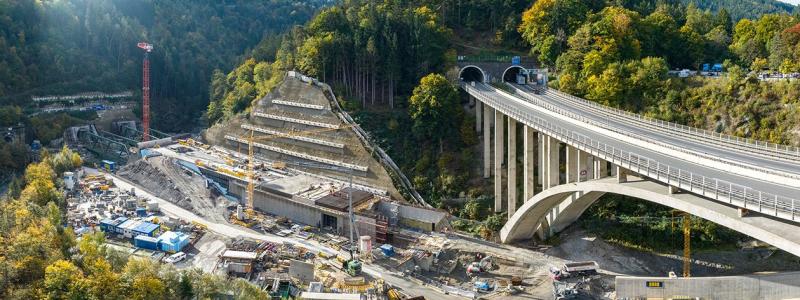 Byggnadsarbetet i Sillravinen inkluderar flera moment: byggandet av det norra portalområdet för Brenner Basistunnel, två stålbroar över Sillfloden, en 130 meter lång täckt tunnel vid foten av Bergisel och en 290 meter lång stödmur. Dessutom omfattar projektet flodtekniska åtgärder, som att säkerställa fiskens passage och förbättrat översvämningsskydd. Foto: Brenner Basistunnel-projektet