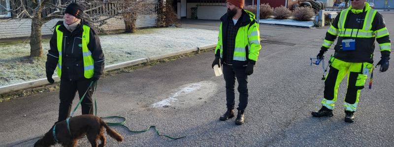 Susanne Kihl med läcksökshunden Bruno tillsammans med Tobias Söderholtz och Daniel Karlsson från Askersunds kommuns VA-enhet. Foto: Askersunds kommun