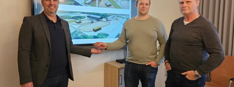 Martin Fridlund på samhällsbyggnadskontoret tar emot bygglovsansökningarna av Sebastian Karlsson och Håkan Blomberg från projektet. Foto: Oskarshamns kommun