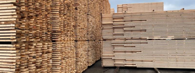 Byggmaterialhandlarnas medlemsföretag har enats kring branschgemensamma krav rörande plastemballage av trävaror. Foto: Byggmaterialhandlarna