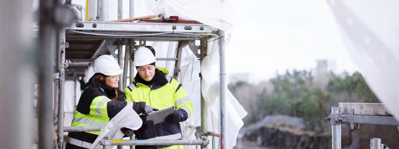 Arbetsmiljöverket genomför en nationell tillsynsinsats med fokus på hur arbetsgivare och byggarbetsmiljösamordnare (BAS-U) arbetar för att förebygga fallrisker från tak, ställningar, hissar och arbetsutrustning som skyliftar.
Bildkälla: Arbetsmiljöverket