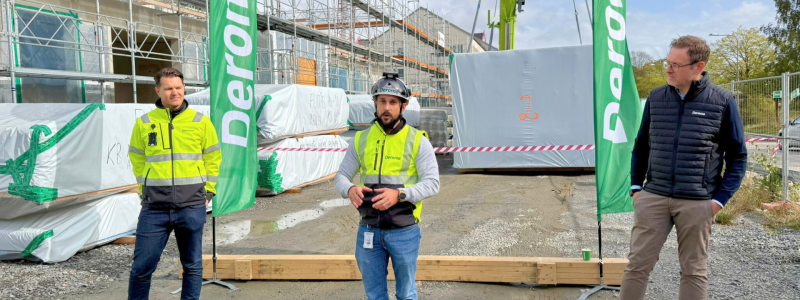 Byggstarten markerades med ett symboliskt modullyft. Personer fr. vänster. projekt- och anbudschef Andreas Ölmeby, entreprenadchef Jesper Tomasini. Båda från Derome BoPartner. Patrik Westin, vd Derome Fastighet. Pressbild: Derome