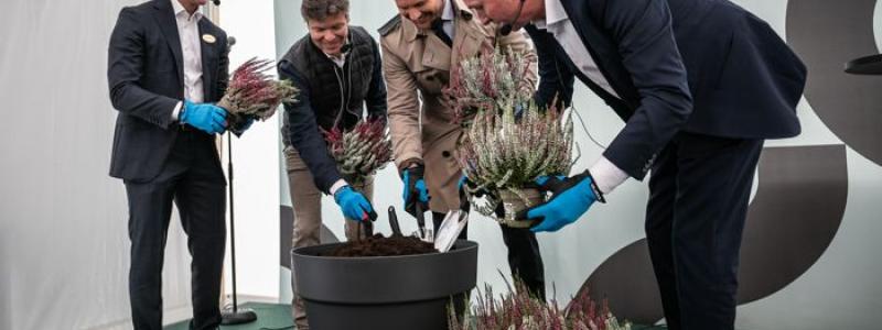 Från vänster Anders Nygren, vd Hufvudstaden, Henrik Bergman, regionchef NCC Göteborg, Hampus Magnusson, Ordf. byggnadsnämnden i Göteborg och Fredrik Ottosson, affärsområdeschef Hufvudstaden Göteborg. Foto: Erika Arnadottir