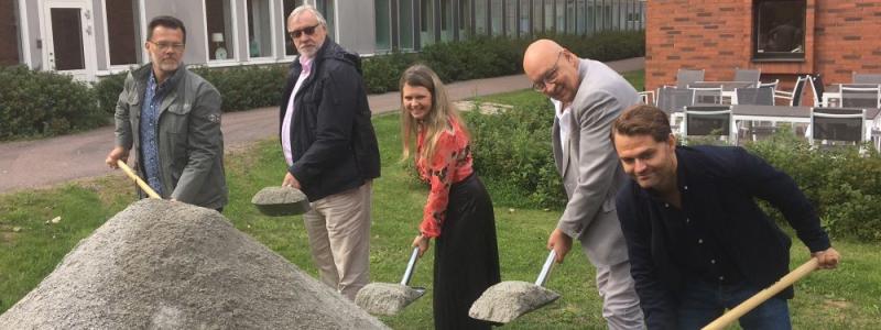 Martin Ullgren projektchef Regionfastigheter, Bo Brännström (L) fastighetsnämndens ordförande, Sofia Jarl (C) hälso- och sjukvårdsnämndens ordförande, Ulf Berg, (M) regionstyrelsens ordförande och Michael Sundhäll, vd Byggdialog tar ett spadtag. Foto: Region Dalarna