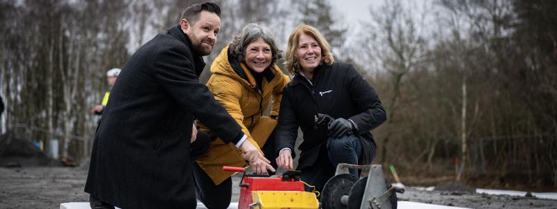 Från vänster: Johannes Hulter – ordförande i Göteborgs Stads stadsbyggnadsnämnd, Ulrika Nyström - affärsområdeschef på Riksbyggen, Johanna Frelin - vd på Riksbyggen Pressbild: Yousef Boussir, Göteborgs Stad