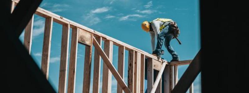 Byggande står för cirka 40 % av den totala energiförbrukningen och för 40 % av [faktaark_byggeri_dadocx.pdf (mim.dk)]materialförbrukningen i EU. Det innebär ett akut behov av åtgärder, men också en stor potential att bidra till den gröna omställningen. Foto: Svanen