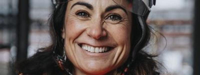 Utbildning är enligt Camila Buzaglo nyckeln till att forma sitt eget liv och framtid. Samtidigt är Peabskolan en viktig del av Peabs strategi för kompetensförsörjning. En hög andel egenanställda yrkesarbetare är en central del av företagets affärsmodell. Pressbild: Peab