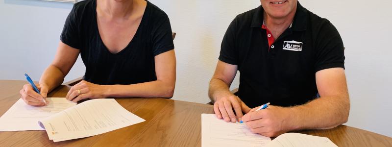 Caroline Dieker (M), kommunstyrelsens ordförande och Peter Letskog, vd för ÅV-Bygg, har skrivit på kontrakt för om- och tillbyggnaden av Hammars skola. Foto: Askersunds kommun