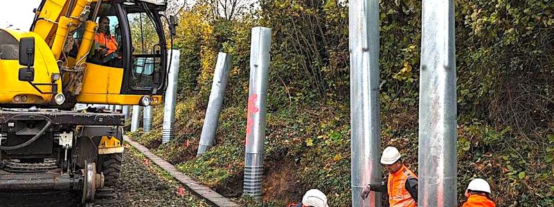 Montering av nya bullerskärmar vid tyska järnvägen. Foto: Deutsche Bahn AG / Franziska-Victoria Kaiser.