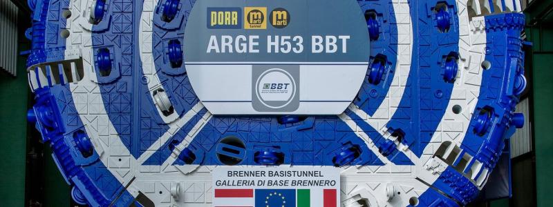 Den första av de två tunnelborrningsmaskinerna för byggpartiet "H53 Pfons-Brenner" i Brenner-bastunneln inspekterades och testades framgångsrikt. Den dubbelskärmade TBM 'Wilma', med en borrdiameter på 10,37 meter, en längd på cirka 180 meter och en vikt på 2 600 ton (inklusive back-up), inspekterades och testades i går vid Herrenknecht-fabriken i Schwanau, Tyskland. Foto: BBT