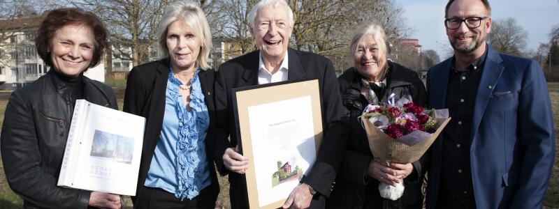 Curt Salomon-Sörensen tog emot utmärkelsen i Eslöv. Från vänster syns Catharina Malmborg, Eva Hallberg, Curt Salomon-Sörensen , Eva Hagenfeldt och Johan Andersson. Foto: Eslövs kommun