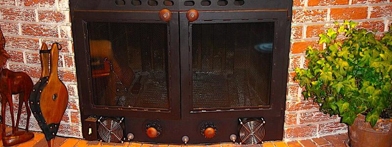 Specialanpassad eldstadsinsats med stora glasdörrar och en stor värmeväxlare för hög verkningsgrad. Symbolbild. Foto: Wikipedia Common. Kredit: Brenthasty