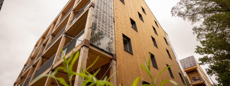 Byggherren valde under projektets gång att utöka storleken på husets balkonger, vissa ettor i huset har större yta på balkongen än på lägenheten. Fotograf: Emanuel Hendal